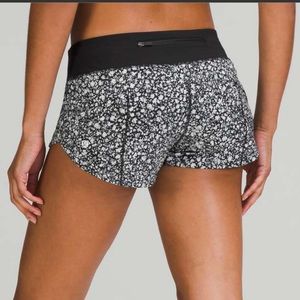 Lululemon Speed Short 2.5”. Size 4. low-rise Venture Floral Alpine White/Black.
